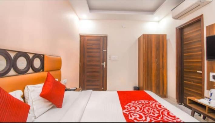 Hotel Roma Deluxe - New Delhi Railway Station Exterior photo