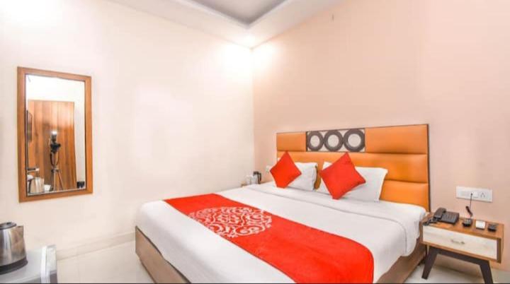 Hotel Roma Deluxe - New Delhi Railway Station Exterior photo
