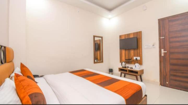 Hotel Roma Deluxe - New Delhi Railway Station Exterior photo