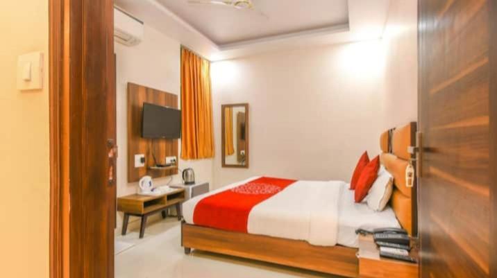 Hotel Roma Deluxe - New Delhi Railway Station Exterior photo