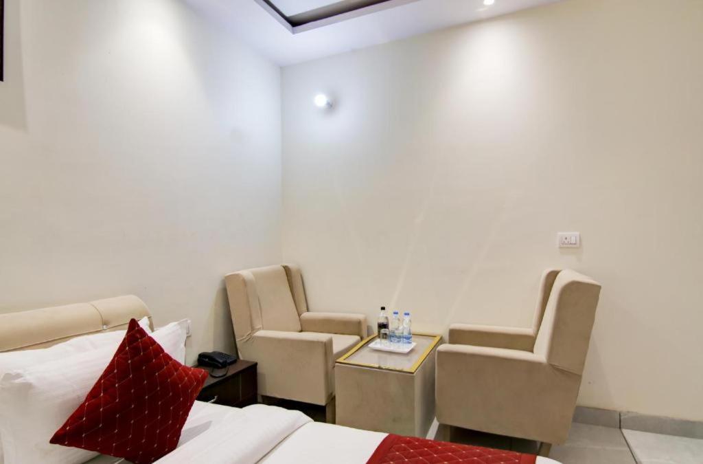 Hotel Roma Deluxe - New Delhi Railway Station Exterior photo